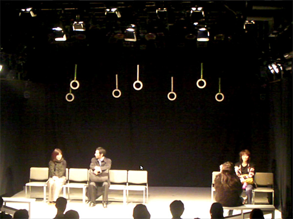 �����āA�����Ɠ����ԗ��ɂ�����l�̏�q�ɁE�E�B